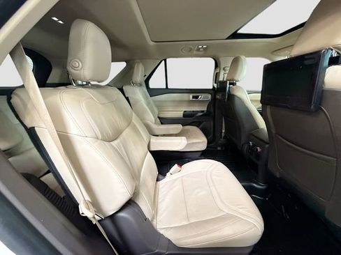 Used 2020 Ford Explorer Platinum w/ Premium Technology Package AWD/4WD image 32