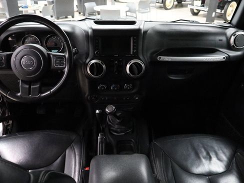 Used 2016 Jeep Wrangler Unlimited Sahara w/ Connectivity Group AWD/4WD image 12