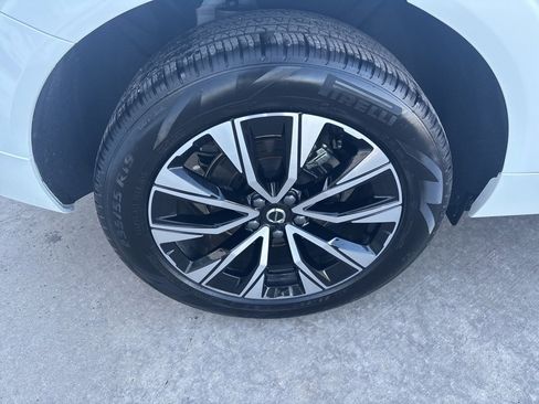Used 2025 Volvo XC60 B5 Plus image 15