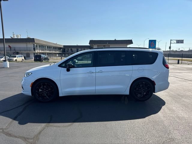Used 2025 Chrysler Pacifica Limited FWD image 8