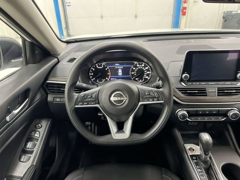 Used 2025 Nissan Altima 2.5 SV FWD image 11