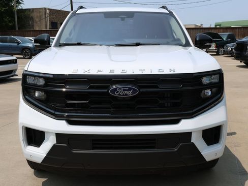 Used 2025 Ford Expedition Active AWD/4WD image 2