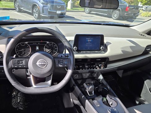 Used 2023 Nissan Rogue SV w/ SV Premium Package image 11