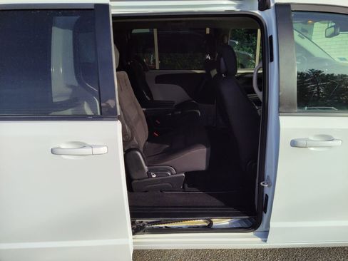 Used 2018 Dodge Grand Caravan SE w/ UConnect Hands-Free Group image 16