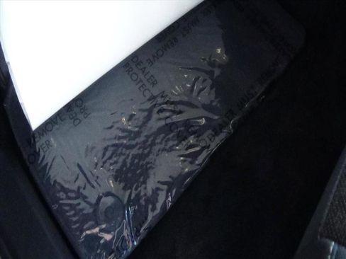 Used 2025 Chevrolet Traverse LT image 17