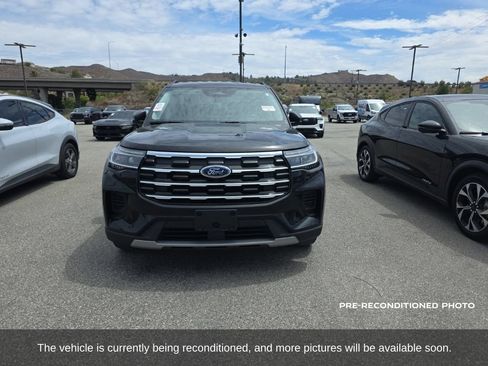 Used 2025 Ford Explorer Active RWD image 2