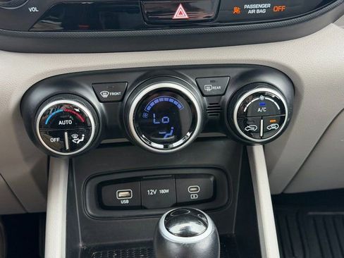 Used 2024 Hyundai Venue SEL image 26