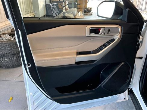 Used 2023 Ford Explorer Limited image 9
