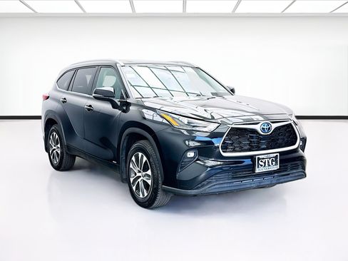 Used 2023 Toyota Highlander XLE AWD/4WD image 3