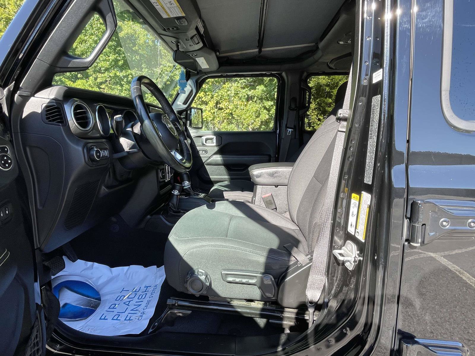 Used 2020 Jeep Wrangler Unlimited Sahara AWD/4WD image 17