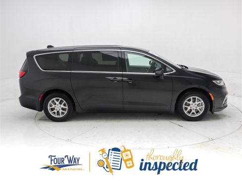 Used 2023 Chrysler Pacifica Touring-L FWD image 3