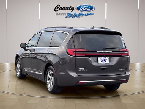 Used 2022 Chrysler Pacifica Limited image 24