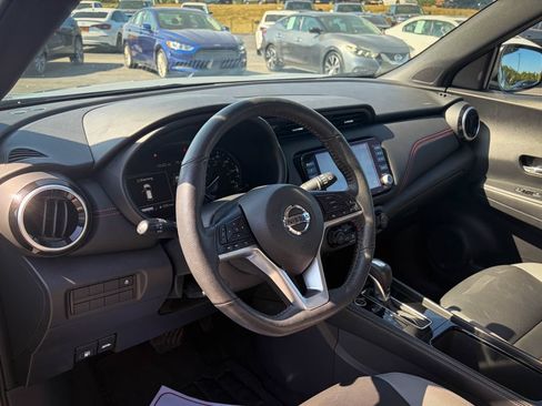 Used 2021 Nissan Kicks SR w/ SR Premium Package FWD image 2