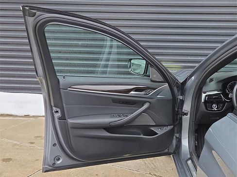 Used 2023 BMW 530e xDrive image 6