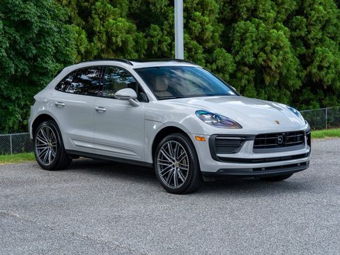 Certified 2026 Porsche Macan AWD/4WD image 9