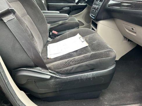 Used 2018 Dodge Grand Caravan SE w/ UConnect Hands-Free Group image 19