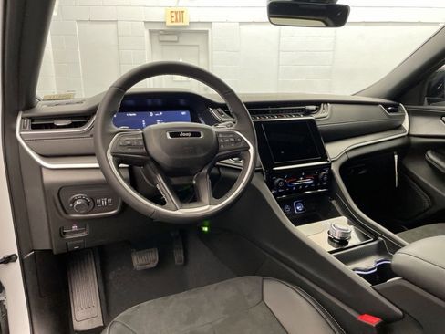 New 2025 Jeep Grand Cherokee Altitude image 9
