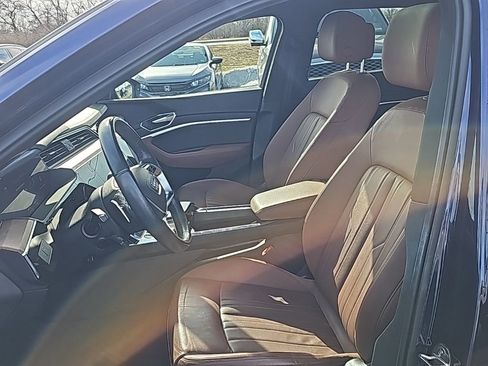 Used 2022 Audi e-tron Premium w/ Convenience Plus Package image 3