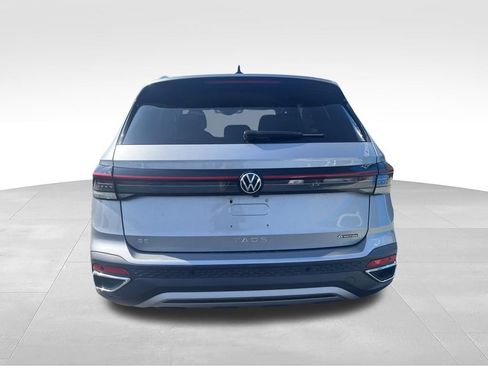 Used 2025 Volkswagen Taos SE AWD/4WD image 8