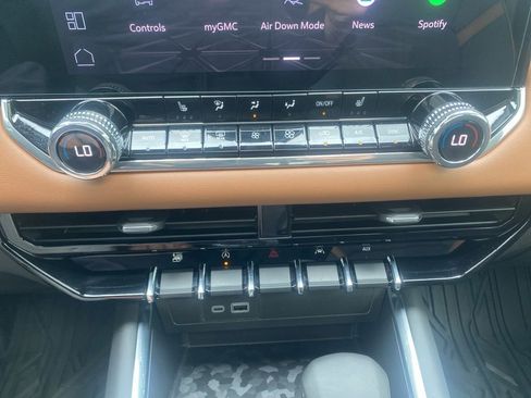 Used 2024 GMC Canyon AT4 w/ Technology Package image 26