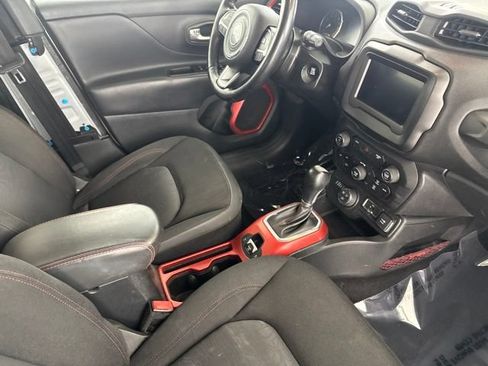 Used 2019 Jeep Renegade Trailhawk w/ Cold Weather Group II AWD/4WD image 25