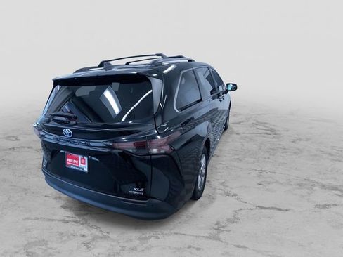 Used 2023 Toyota Sienna XLE image 9