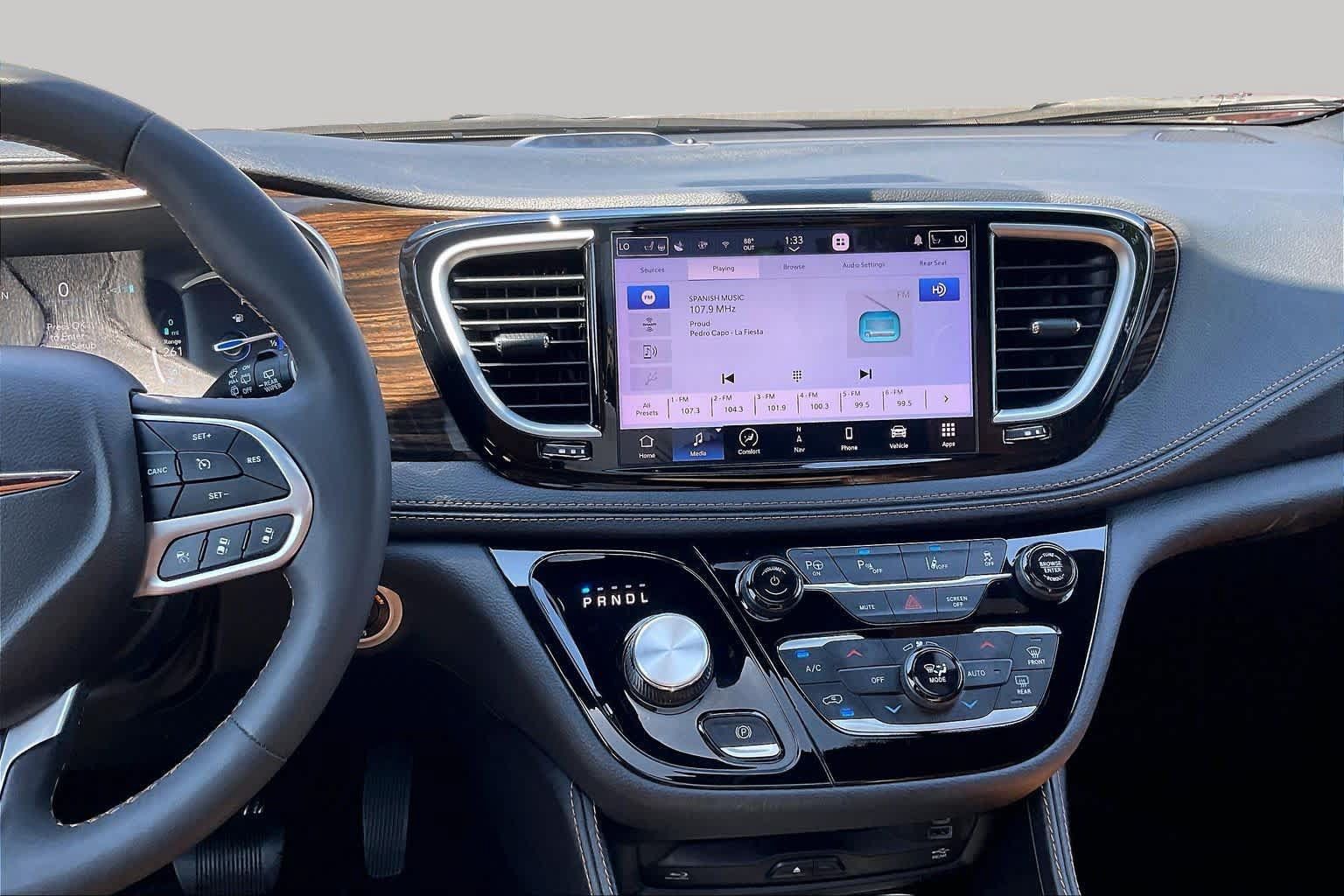 Used 2023 Chrysler Pacifica Pinnacle FWD image 6