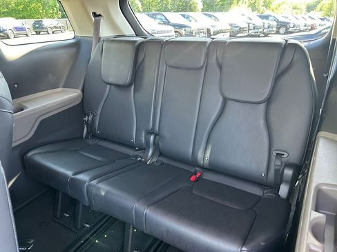 Used 2025 Kia Carnival FWD image 34