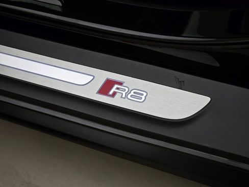 Used 2021 Audi R8 V10 w/ Premium Package image 32