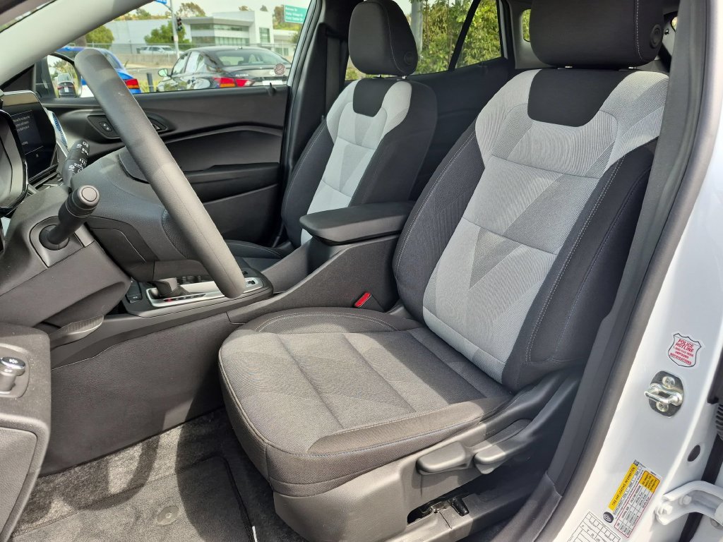 Used 2025 Chevrolet Trax LS FWD image 25