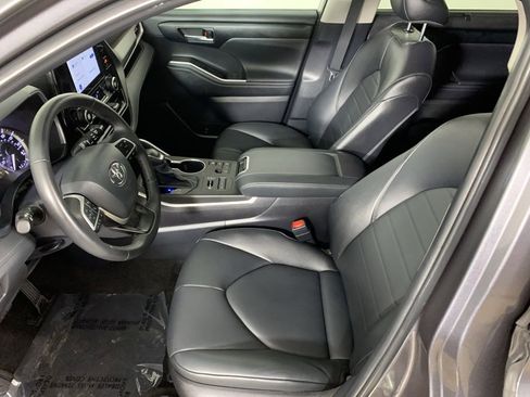 Used 2024 Toyota Highlander XLE AWD/4WD image 32