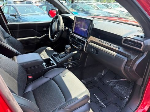 Certified 2025 Toyota Tacoma Limited AWD/4WD image 9