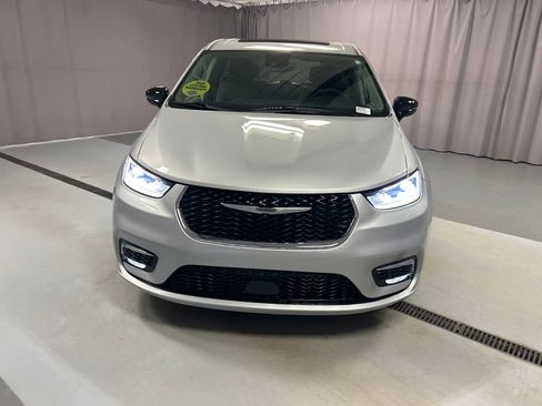 Used 2024 Chrysler Pacifica Limited FWD image 2