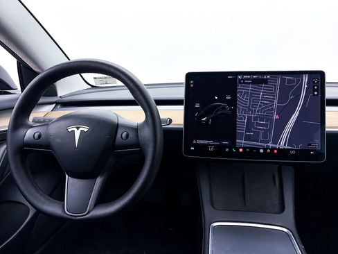Used 2023 Tesla Model 3 Standard Range RWD image 3