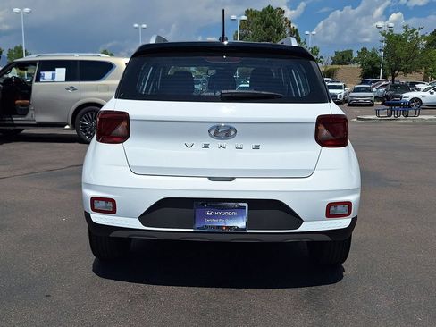 Used 2024 Hyundai Venue Limited FWD image 4