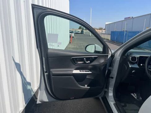 Used 2025 Mercedes-Benz GLC 300 4MATIC image 11