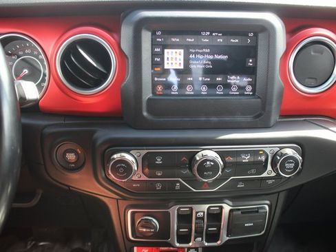 Used 2020 Jeep Gladiator Rubicon image 3