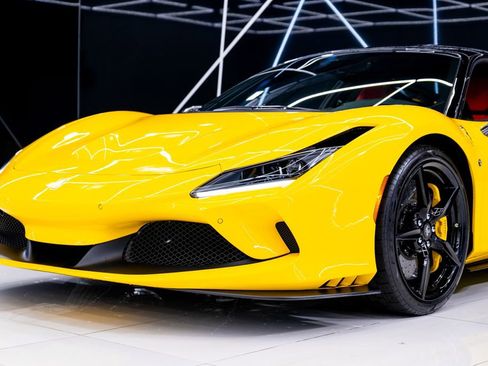 Used 2021 Ferrari F8 Tributo RWD image 4