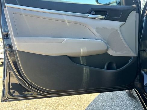 Used 2020 Hyundai Elantra SE w/ Winter Weather Package FWD image 13