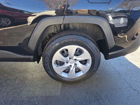 Used 2023 Toyota RAV4 LE AWD/4WD image 4