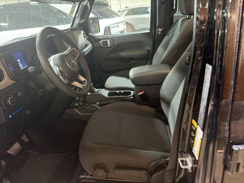 Used 2025 Jeep Wrangler Unlimited Sahara w/ Safety Group image 6