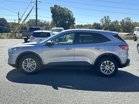 Used 2022 Ford Escape SE image 3