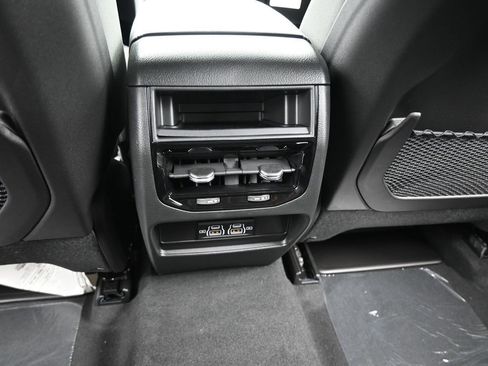 Used 2025 Jeep Grand Cherokee Laredo image 32