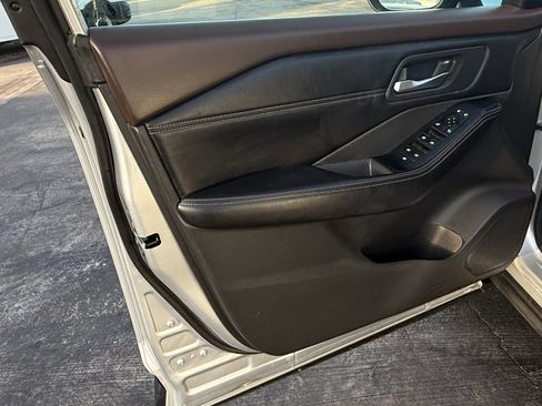 Used 2022 Nissan Rogue SV w/ SV Premium Package image 14