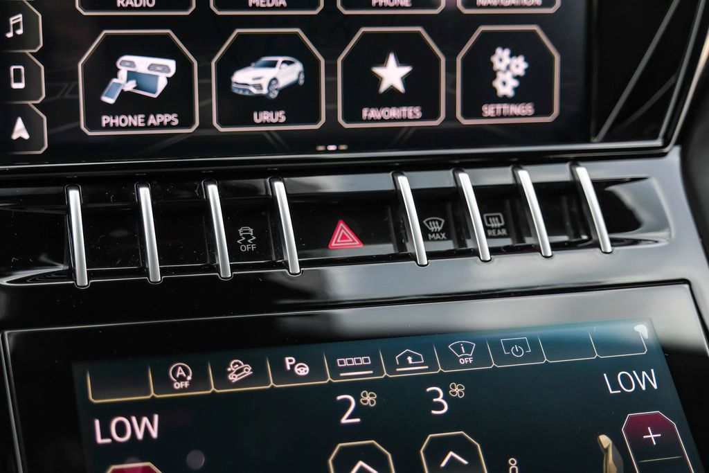 Used 2022 Lamborghini Urus AWD/4WD image 32