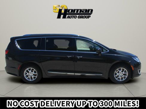 Used 2020 Chrysler Pacifica Touring-L FWD image 6