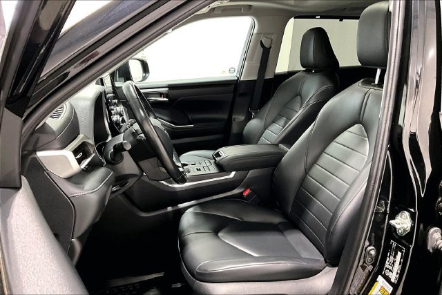 Used 2020 Toyota Highlander XLE AWD/4WD image 27