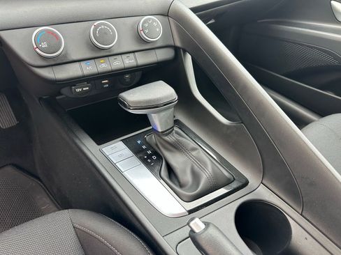 Used 2025 Hyundai Elantra SE image 11