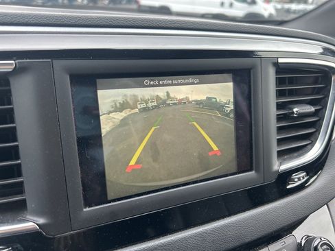 Used 2020 Chrysler Pacifica Touring-L image 27