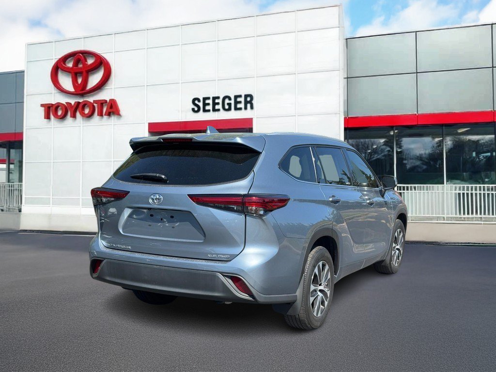 Used 2022 Toyota Highlander XLE AWD/4WD image 3